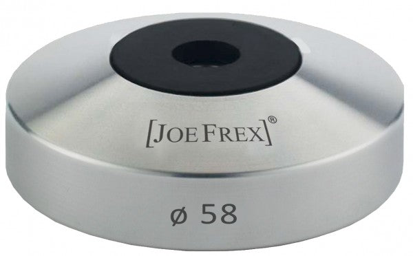 En sølv JoeFrex kaffetamper med en sort top og en 58 mm diameter markering på fronten.