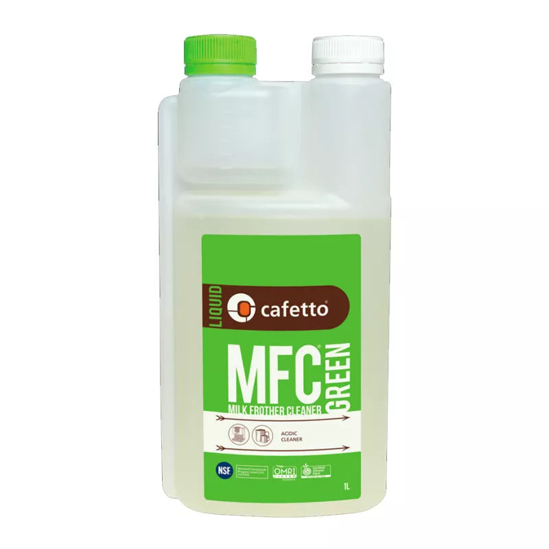 En 1-liters flaske Cafetto MFC Green Milk Frother Cleaner med grøn og hvid mærkning. Den har et design, der er let at hælde på, med grønne og hvide hætter og logoer, der indikerer, at den er syrebaseret og certificeret.