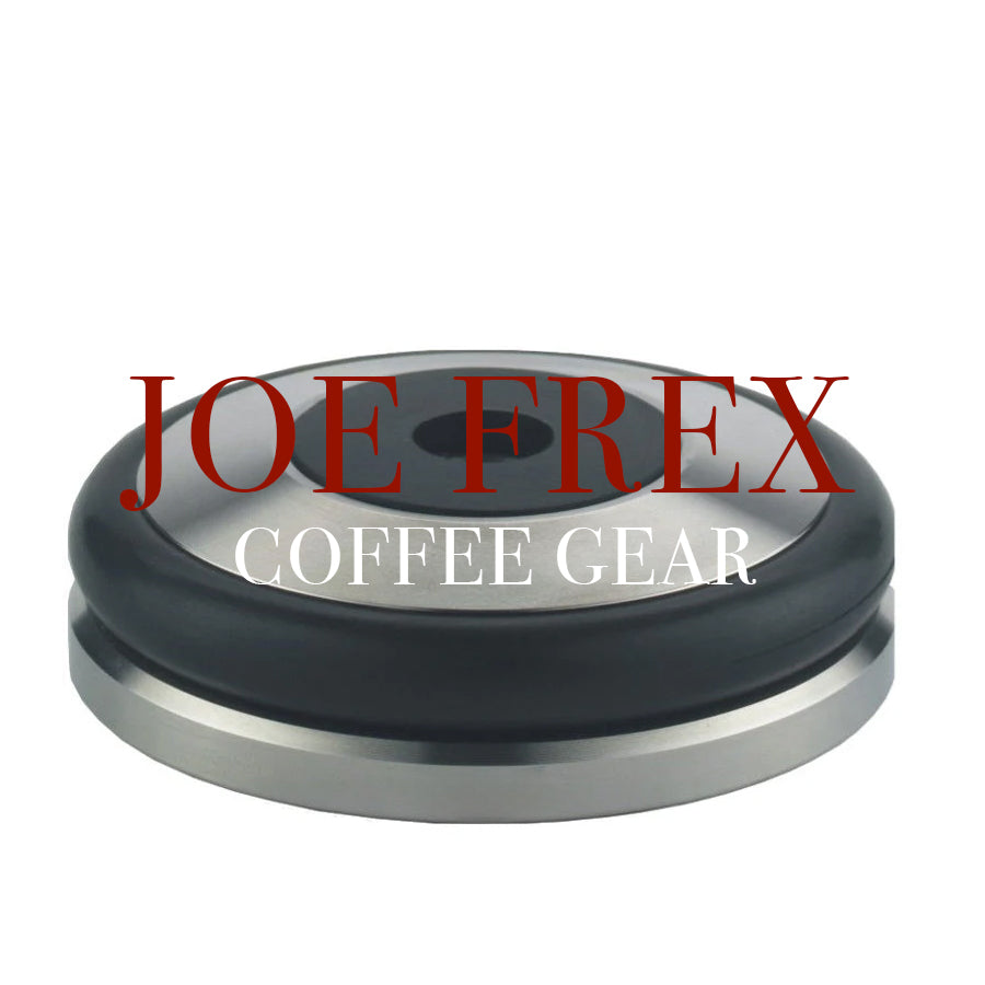 En rund kaffetamper med bund i rustfrit stål og sort top. Teksten "JOE FREX COFFEE GEAR" er overlejret på billedet med rød og hvid skrift.