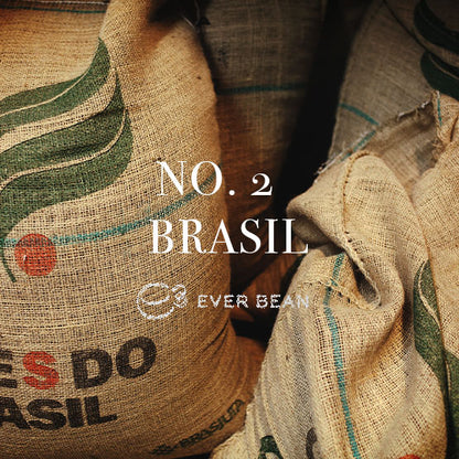 Jutekaffesække mærket "No. 02 · Brasilen" med grønt og rødt logo er fyldt med Arabica bønner fra kaffe Brasilien. Teksten "EverBean" vises under etiketten og lover en rig smag og lav syrlighed i hver kop.