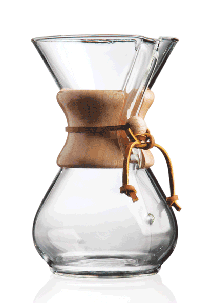 En klar glas Chemex Barista Pakke (6 pax) kaffemaskine fra Chemex & EverBean, med en trækrave og læderbinde om taljen. Kaffemaskinen har en konisk top og en løgformet bund, der viser Chemex's enkle og elegante design på en hvid baggrund.