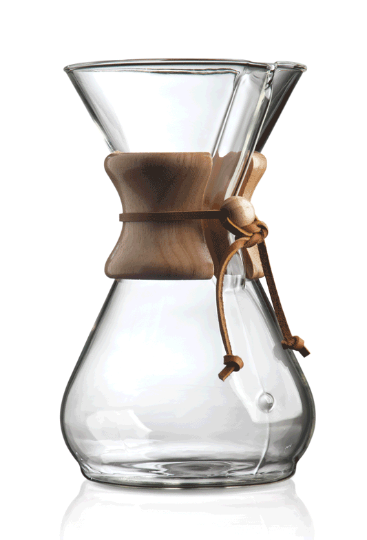 Et gennemsigtigt glas Chemex, Classic Kaffebrygger 8-kopper (CM-8A) fra Chemex med en trækrave og læderbinde om halsen. Det timeglasformede design, med en bred top og smal bund, er perfekt til filterkaffe, hvilket gør den både funktionel og æstetisk tiltalende. Baggrunden er hvid.