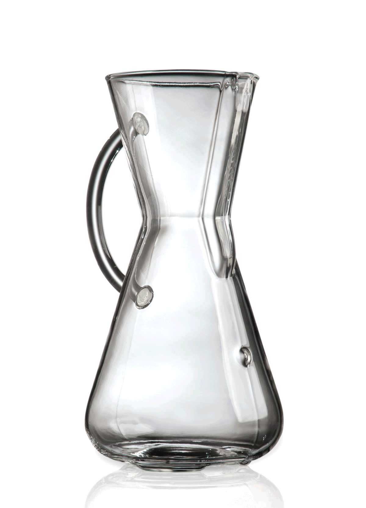 En klar, timeglasformet Chemex, Glas Kaffebrygger med håndtag, 3 Kopper (CM-1GH) kande med håndtag. Kanden har en bred base, der indsnævres i midten og udvider sig igen mod toppen. Overfladen er reflekterende og viser lys og skygger. Perfekt til at brygge filterkaffe, den står elegant på en almindelig hvid baggrund.