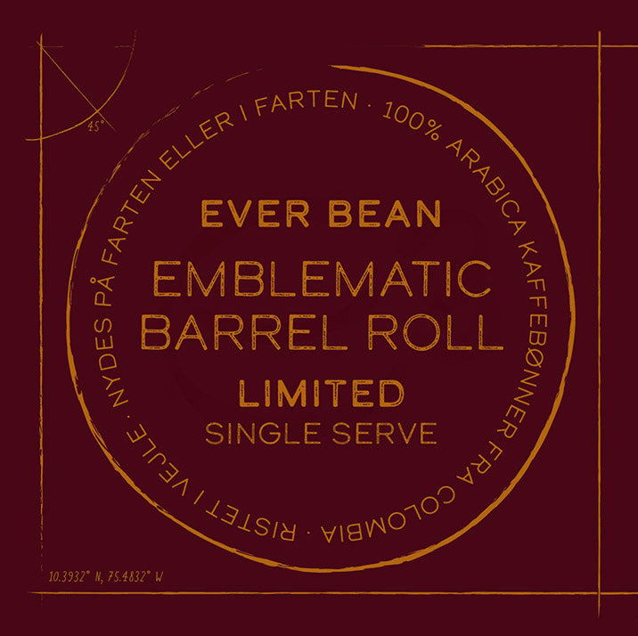 Etiketdesignet til EverBeans "Single Serve, Limited, Emblematic Barrel Roll" indeholder sætninger på et fremmedsprog og geografiske koordinater på 10.3392° N, 75.4832° W, hvilket fremhæver dens colombianske kaffebønneoprindelse. Den har en mørk baggrund med guldtekst og accenter af egeromfade.