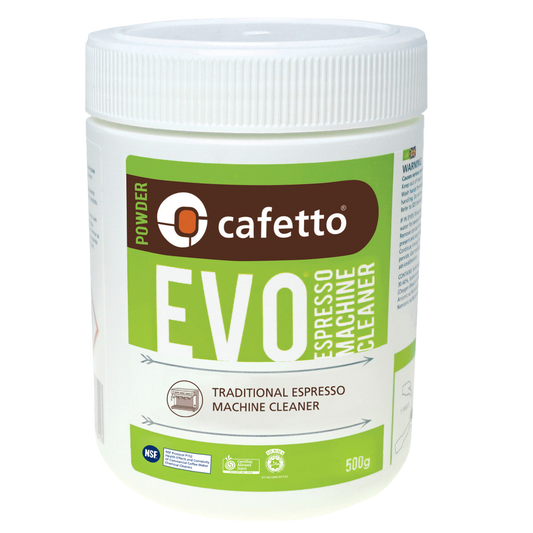 En rund hvid plastikbeholder med en grøn og hvid etiket læser "Cafetto EVO Cleaning Powder, 500g." Dette miljøvenlige produkt er ideelt til vedligeholdelse af halvautomatiske espressomaskiner og har et skruelåg.