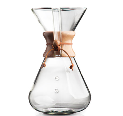 En Chemex, Håndlavet Glas, Kaffebrygger 13-kopper (CM-4) med trækrave og læderslips er udstillet på hvid baggrund. Denne Chemex fra det anerkendte Chemex-mærke har et konisk design med en bred base, der indsnævres i toppen, og repræsenterer en klassisk og elegant æstetik, der er ideel til manuel kaffebrygning ved hjælp af pour-over-teknik.