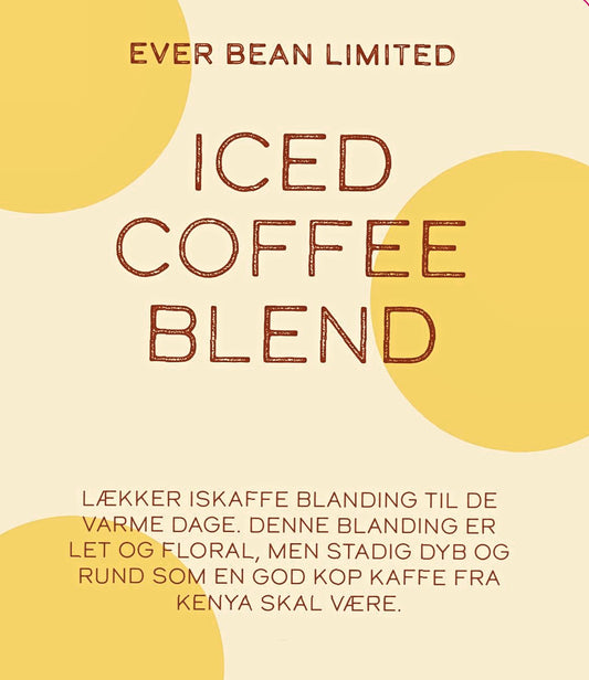 Tekst på en beige baggrund med gule cirkulære accenter. "EverBean ICED Coffee Blend" skrevet med fed skrift. Nedenfor lyder teksten på dansk: "Lækker iskaffe blanding til de varme dage. Denne blanding er lavet med 100% Arabica bønner og er let og floral, men stadig dyb og rund som en god kop kaffe fra Kenya skal være