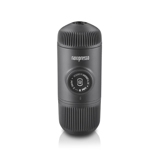 En kompakt cylindrisk Wacaco Nanopresso bærbar espressomaskine i sort. Enheden viser mærkenavnet "Wacaco" på toppen og har et centralt cirkulært logo med "WACACO" og "DESIGNED BY WACACO IN HONG KONG" skrevet omkring det, hvilket viser dets effektive pumpesystem.