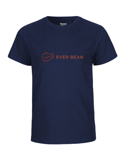 En marineblå T-shirt med rund halsudskæring med teksten "Neutral, Tee, Junior" med orange bogstaver foran. Der er et orange kaffebønneikon til venstre for teksten. Dette neutrale tøj er lavet af fairtrade bomuld og har mærket "Neutral®" på indersiden af halsudskæringen.