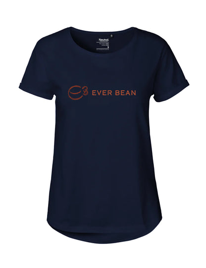 En marineblå Neutral, Roll Tee, Dame med korte ærmer og en rund halsudskæring. Skjorten, lavet af Fairtrade bomuld, har et orange logo af en stiliseret kaffekop med damp, efterfulgt af teksten "EVER BEAN" med store bogstaver hen over brystet.