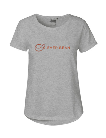 En lysegrå dame-T-shirt med en let scoop-hals og korte ærmer. Forsiden har et lille, stiliseret kaffekoplogo i brunt ved siden af "EVER BEAN" i orange, store bogstaver. Lavet af fairtrade bomuld, denne Neutral, Roll Tee, Dame fra Neutral kan prale af en afslappet, afslappet pasform og bæredygtige certificeringer.