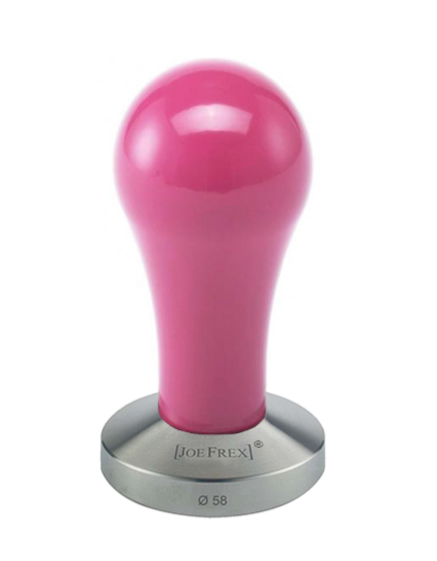 Joe Frex Stamper Pop Pink har et skinnende, afrundet håndtag lavet af pulverlakeret aluminium og en flad sølvbund. Den er indgraveret med "JoeFrex" og "Ø 58" og inkarnerer pop-art designflair, der forbedrer ethvert kafferitual.