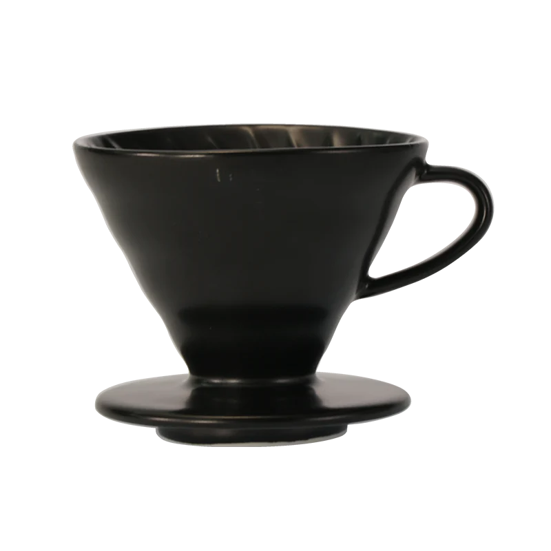 Hario Keramisk Drip Tragt er en elegant kaffedrypper i sort, med en glat finish med en bred tragt og enkelt håndtag til manuel brygning. Dens koniske design hviler på en rund base for stabilitet, forstærket af spiralriller for optimal flow.