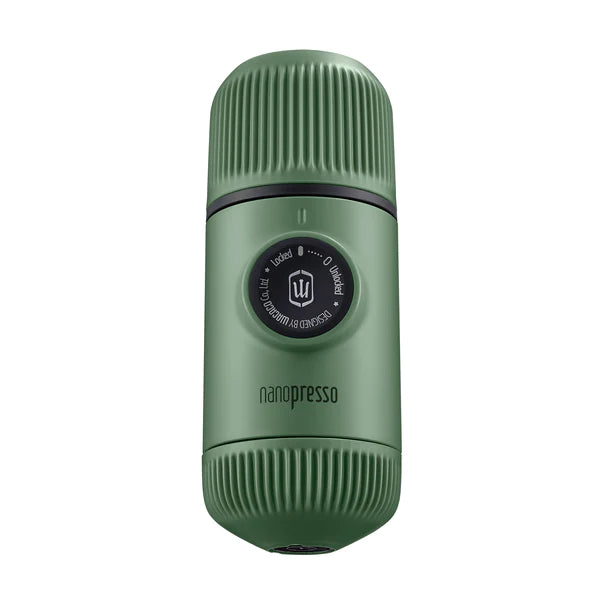 Den grønne Wacaco Nanopresso har ribbede sider og en central knap med en "W"-logoskive. Designet til effektiv kaffeekstraktion, vises det berømte "Nanopresso" navn elegant under urskiven og adskiller det blandt espressomaskiner.