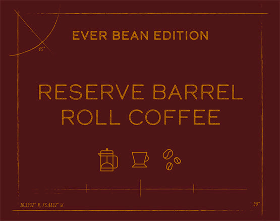 En brun etiket med guldtekst med teksten "Limited, Emblematic Barrel Roll" af EverBean har et emblematisk design. Det inkluderer ikoner af en fransk presse, en kaffekop og Colombianske kaffebønner, sammen med koordinater trykt i bunden, der udstråler antydninger af romfade-allure.