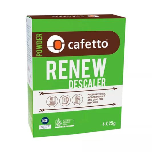 En grøn og hvid æske med Cafetto Renew Descaling Afkalker Pulver fremviser dens imponerende afkalkningsevner. Emballagen fremhæver, at den er fosfatfri, biologisk nedbrydelig og GMO-fri. Æsken indeholder fire 25 grams pakker, velegnet til kaffemaskiner, vandkedler og andre apparater. NSF testet for sikkerhed.