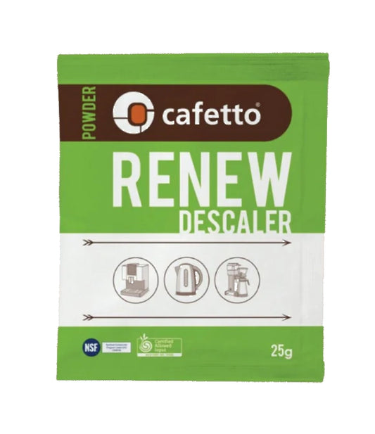 En grøn og hvid pakke mærket "Cafetto, Renew 25g. Afkalker Pulver, 4 Breve" kan prale af sin imponerende afkalkningsevner. Forsiden viser billeder af en kaffemaskine, elkedel og espressomaskine (espressomaskiner), hvilket fremhæver dens alsidighed. Den vejer 25 gram og har NSF-certificeringslogoet nederst til venstre.